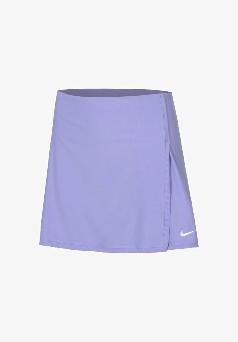 Falda deportiva de color púrpura claro fabricada en tela elástica, con una abertura lateral y un pequeño logo blanco de Nike en el dobladillo izquierdo.