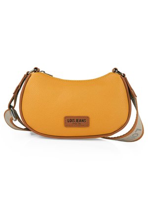 Bolso de cuero de color mostaza con forma curva, superficie texturizada, acentos marrones, cierre con cremallera y una correa desmontable con impresión de logo.