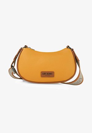 Bolso de cuero de color mostaza con forma curva, superficie texturizada, acentos marrones, cierre con cremallera y una correa desmontable con impresión de logo.