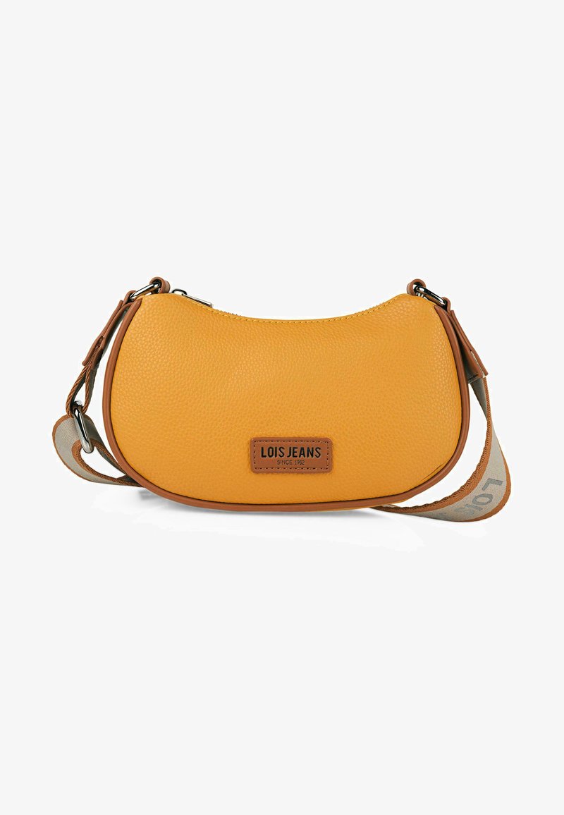 Bolso de cuero de color mostaza con forma curva, superficie texturizada, acentos marrones, cierre con cremallera y una correa desmontable con impresión de logo.