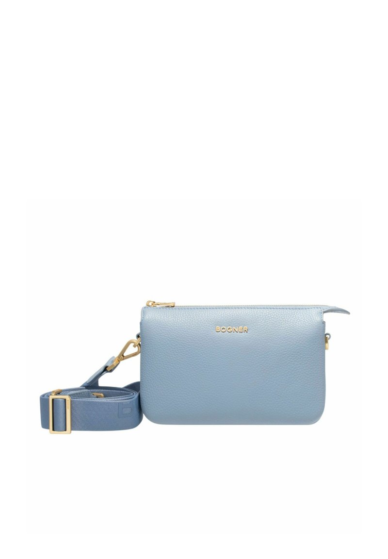 Borsa a tracolla in pelle azzurro chiaro con superficie texturizzata, dettagli in hardware dorato, chiusura con zip e tracolla regolabile. Design semplice.