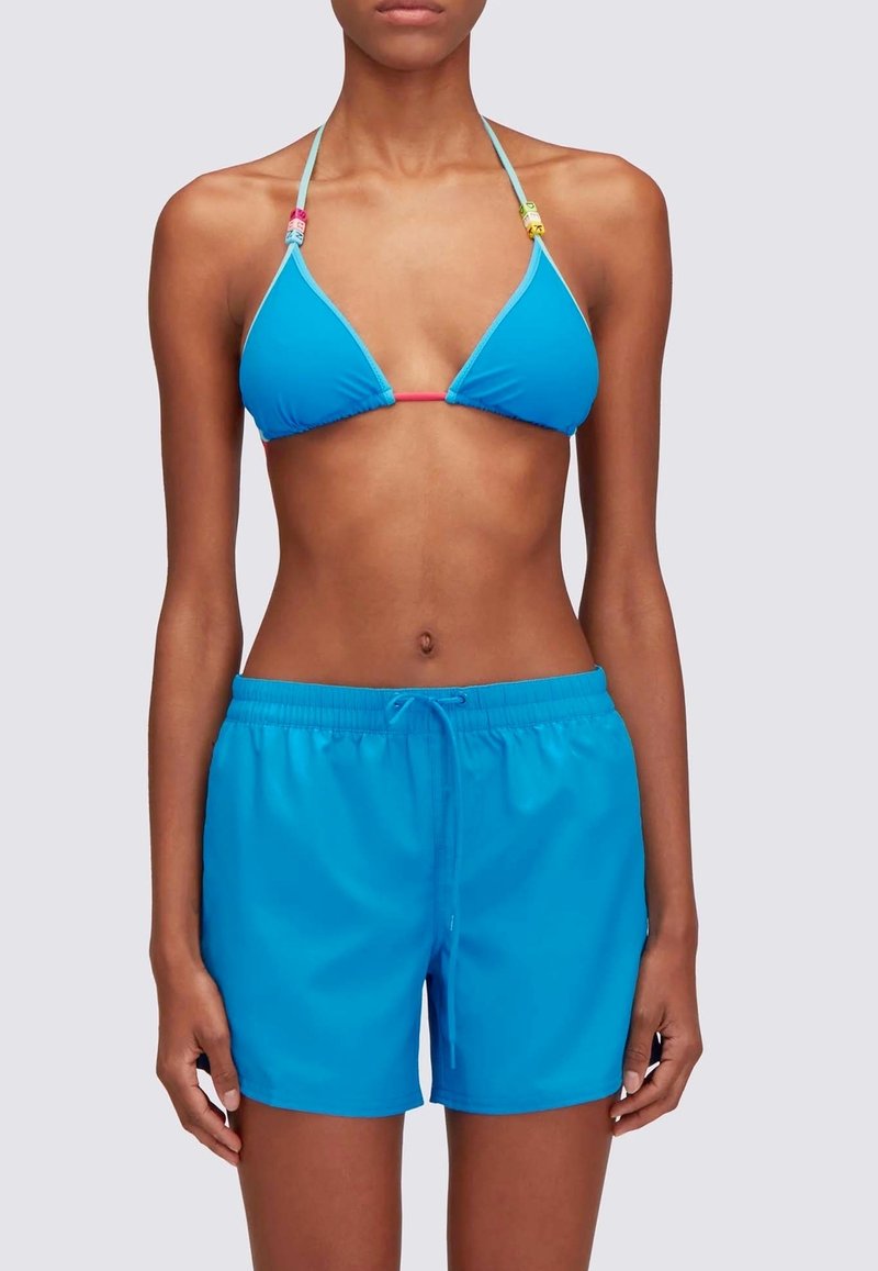 Blauw driehoekig bikinibovenstuk met een roze accent en verstelbare bandjes; bijpassende blauwe zwembroek met een elastische tailleband en trekkoord.