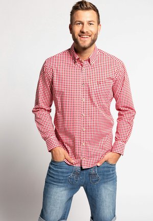 Rot-weiße kariertes Hemd mit Button-Down-Kragen, langen Ärmeln und einer linken Brusttasche, kombiniert mit blauen Jeans.