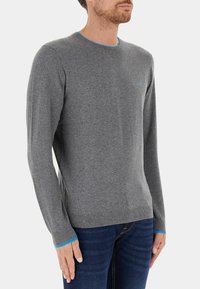 Maglione grigio a maniche lunghe con scollatura rotonda, con accenti azzurri chiari sul colletto e i polsini. Realizzato in un materiale morbido e testurizzato.