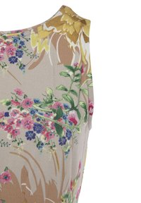 Sukienka bez rękawów z lekkiego materiału, ozdobiona kwiatowym wzorem w odcieniach różu, niebieskiego i zielonego na beżowym tle.