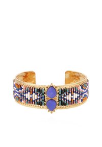 Bracelet en or avec des bandes de perles colorées et deux pierres violettes en forme de goutte au centre, ornée de motifs de perles intriqués.