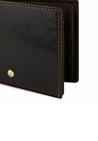 Portafoglio in pelle marrone con superficie liscia, bordi cuciti e un bottone circolare color oro. Presenta un design a due pieghe e scomparti per carte.