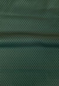 Tissu vert foncé avec de petites perforations ovales verticales, uniformément espacées, et de légères ombres créant un motif texturé.