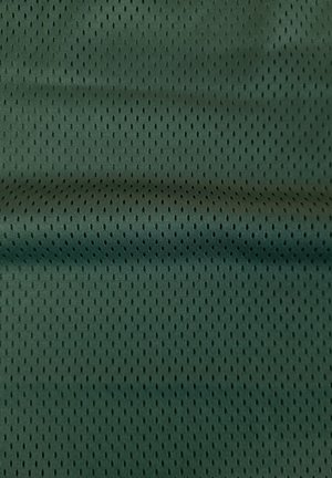 Tissu vert foncé avec de petites perforations ovales verticales, uniformément espacées, et de légères ombres créant un motif texturé.