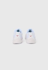 Λευκά αθλητικά παπούτσια με επένδυση σε ανοιχτό γαλάζιο, με υφή στο επάνω μέρος, κόκκινες λεπτομέρειες και ελαφριά σόλα. Η πίσω όψη παρουσιάζει τα σχεδιαστικά στοιχεία.