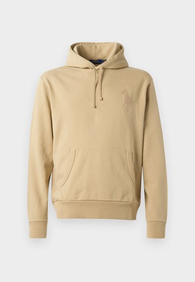 Beige huvtröja med känguruficka, dragsko i huven och broderad logotypdetalj. Slät textur med ribbade ärmslut och fåll.