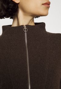 CLOSED Stickad tröja - brown