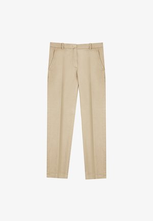 Pantalones rectos beige hechos de una tela suave, que cuentan con dos bolsillos frontales y un diseño limpio y ajustado sin cierres o adornos visibles.