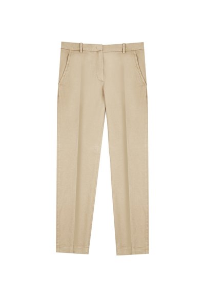 Beige rechte pijpenbroek van zacht materiaal, met twee voorzakken en een nette, op maat gemaakte uitstraling zonder zichtbare sluitingen of versieringen.