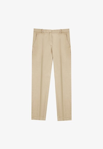 Beige rechte pijpenbroek van zacht materiaal, met twee voorzakken en een nette, op maat gemaakte uitstraling zonder zichtbare sluitingen of versieringen.