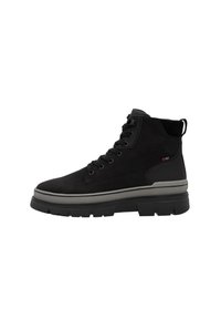 Botas negras de media caña hechas de ante con un acabado texturizado, que cuentan con una suela gruesa y acentos grises, diseñadas con un sistema de cordones de siete ojales.