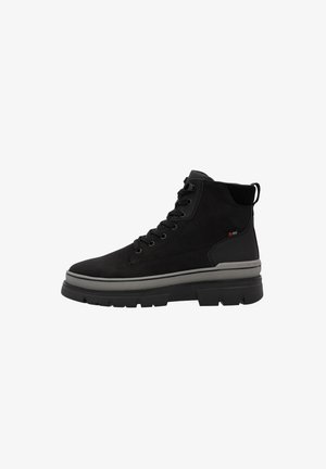 Bottes noires mi-hautes en daim avec une finition texturée, dotées d'une semelle épaisse et d'accents gris, conçues avec un laçage à sept œillets.