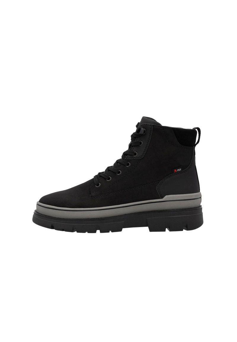 Botas negras de media caña hechas de ante con un acabado texturizado, que cuentan con una suela gruesa y acentos grises, diseñadas con un sistema de cordones de siete ojales.