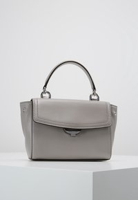 Borsa in pelle grigia con design strutturato, manico superiore, chiusura a patta magnetica, dettagli in metallo argentato e forma cubica.