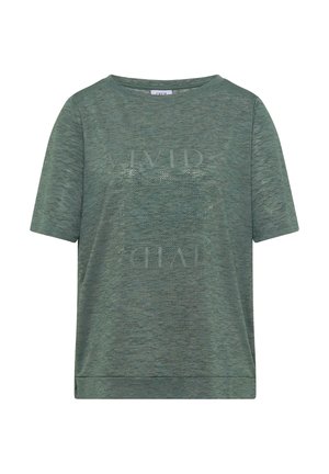 Camiseta texturizada verde de manga corta con cuello redondo y un diseño sutil de texto brillante en la parte delantera que dice "VIVID".