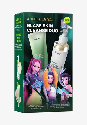 Set Anua Glass Skin Cleanse Duo avec huile nettoyante et mousse, avec trois personnages féminins animés de K-Pop Demon Hunters.