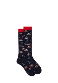 Calze al ginocchio blu navy con polsini rossi, raffiguranti un paesaggio invernale di cabine, alberi e fiocchi di neve in un motivo ripetuto.