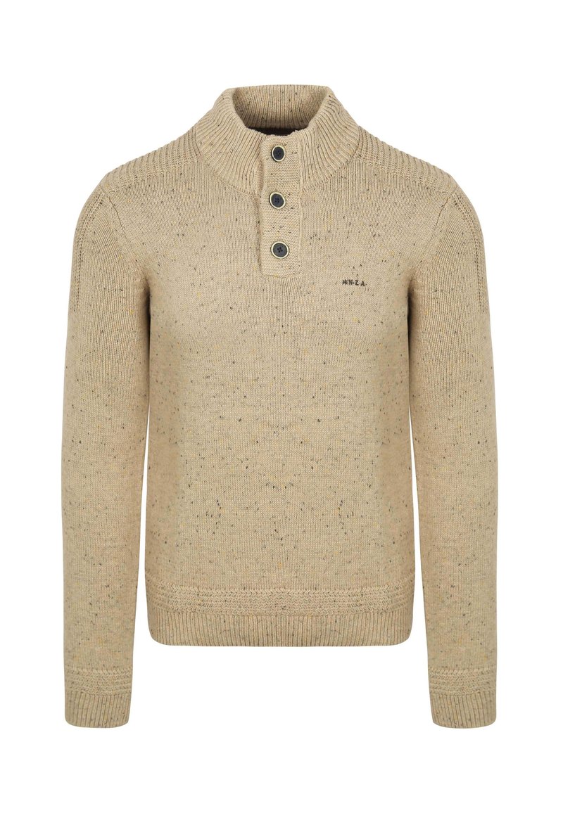 Beige gebreide trui met een hoge kraag, een placket met drie knopen en een gestructureerde textuur. Ribgebreide manchetten en zoom voegen structuur toe.