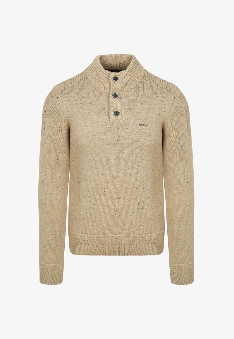 Beige gebreide trui met een hoge kraag, een placket met drie knopen en een gestructureerde textuur. Ribgebreide manchetten en zoom voegen structuur toe.