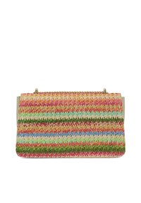 Geweven handtas met een meerkleurig gestreept patroon in roze, groen, blauw en beige, met gouden hardware en een vlakke rechthoekige vorm.