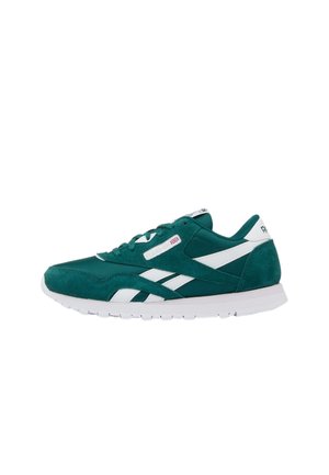 Zapatilla Reebok color teal con franjas blancas de logotipo y suela blanca, mostrada de lado sobre fondo blanco liso.