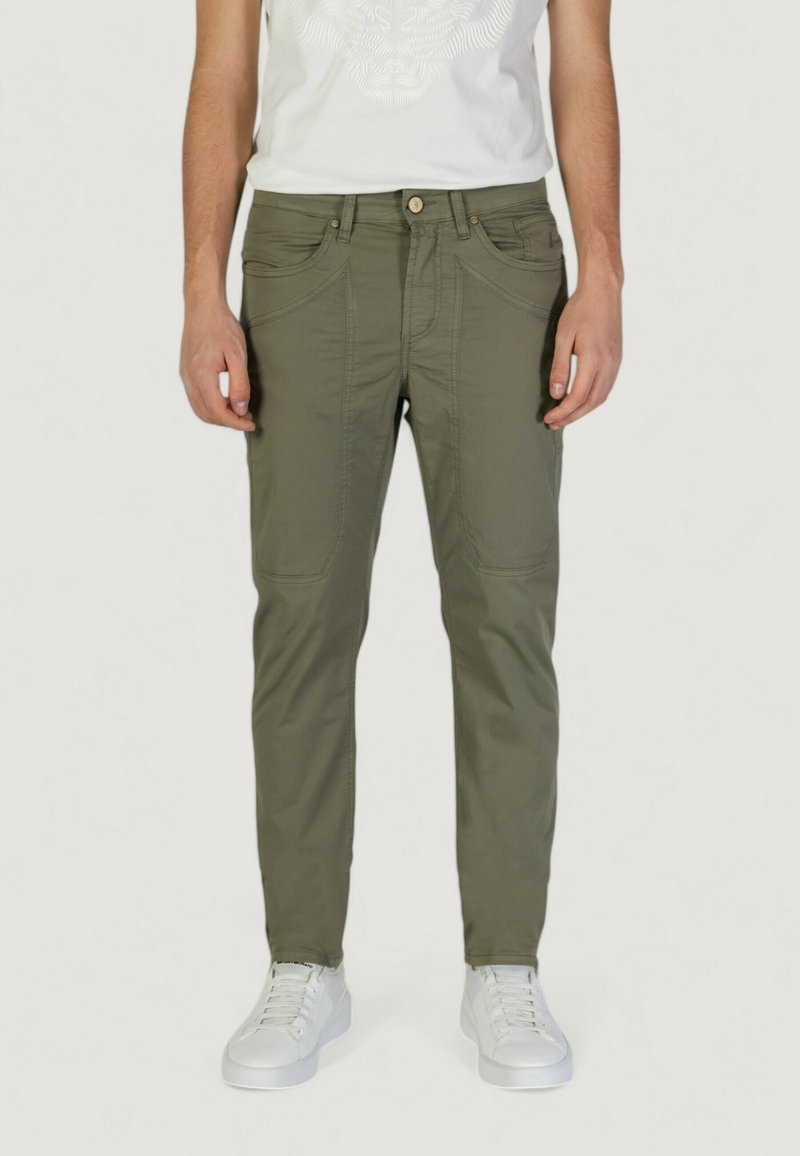 Chinos verde oliva con un corte slim, que presentan cinco bolsillos, detalles de costura sutiles y un cierre clásico de botón.