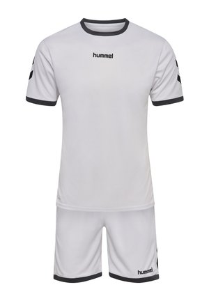 Biały strój sportowy z czarnym obramowaniem na rękawach, kołnierzu i szortach, z logo "hummel" na piersi i szortach, bez tła.