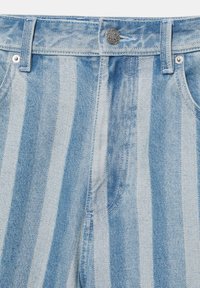 Jean en denim bleu clair avec des rayures blanches verticales, fermeture par bouton métallique, passants pour ceinture et poches avant visibles.