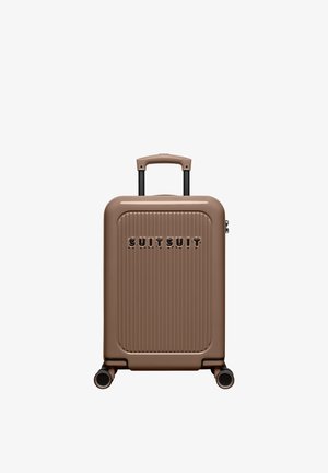 Bruine harde koffer met vier wielen en een telescopische handgreep, met verticale ribbels en het "SUITSUIT"-logo aan de voorkant.