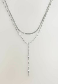 Náhrdelník se stříbrnou vrstvou se dvěma prameny, který má lariat design a krystalové akcenty. Hladký povrch s lesklým finišem, elegantní vzhled.