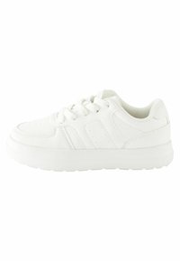 Baskets blanches avec une tige lisse en synthétique, un embout rond et un laçage à l'avant. Présente des accents latéraux et une semelle en caoutchouc épaisse.