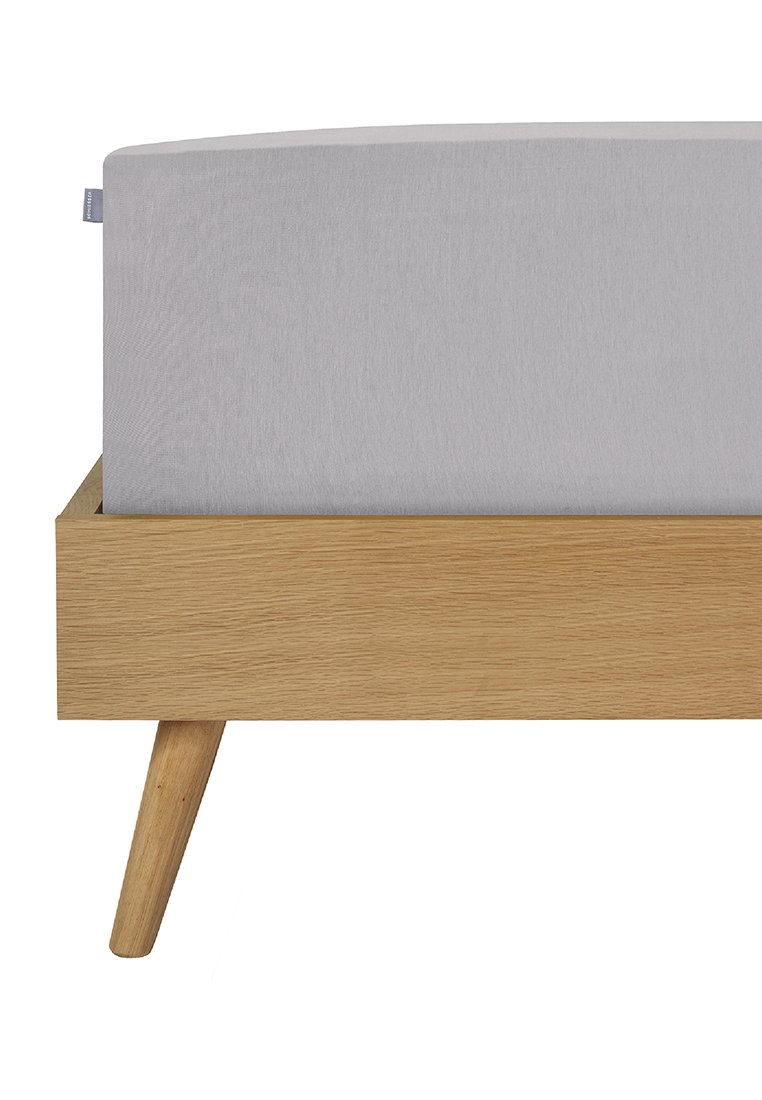 Holzbettgestell mit hellen Eichenfurnier, konischen Beinen und einem grau gepolsterten Kopfteil. Schlichtes Design, das natürliche Materialien und Texturen betont.