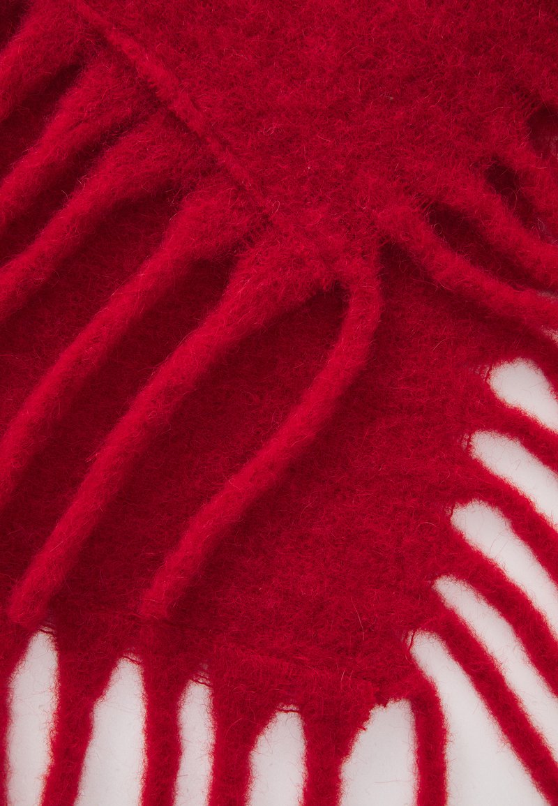 Rød uld tørklæde med lange, fuzzy frynsekant. Teksturen er blød og fuzzy, med en ensartet livlig rød farve overalt.