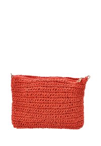 Funda tejida roja con cierre de cremallera, que muestra un diseño de ganchillo texturizado. Presenta herrajes en tono dorado y una forma rectangular sin estructura.