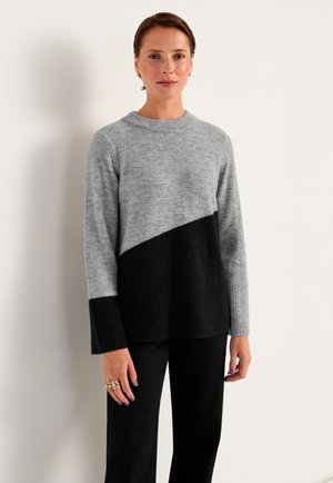Grijs en zwart gekleurd blokkensweater, gemaakt van zachte wol, heeft een ronde hals en geribbelde manchetten, met een diagonaal ontwerp over de borst.