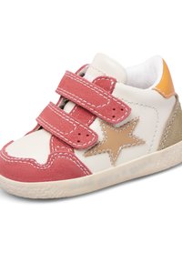 Sneakers per bambini in pelle bianca con accenti in suede rosa. Presentano due cinturini in Velcro, un motivo a stella beige e una suola in gomma testurizzata.