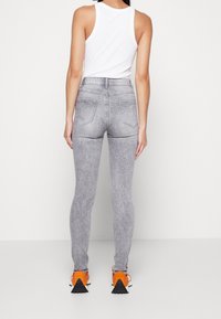 ONLY Vaqueros pitillo - grey denim