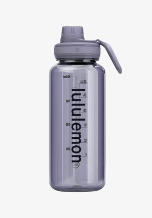 Paarse plastic waterfles met een brede opening, schroefdop, zijhandvat en maatmarkeringen van 0 tot 900 ml. Merkennaam verticaal weergegeven.