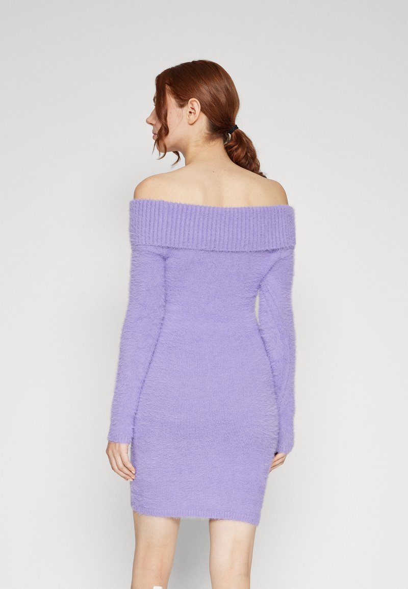 Lila Strickkleid mit schulterfreiem Schnitt, langen Ärmeln, weichem Material, geripptem Halsausschnitt und figurbetontem Schnitt, der oberhalb des Oberschenkels endet.