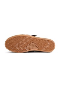 Potplat cipele, smeđi guma s ribljim uzorkom, ravni dizajn, teksturirana područja za prianjanje i blagi zavoj na peti.