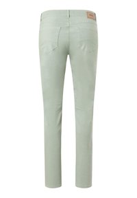 Mintgrønne slim-fit bukser med en glat overflade, der har to baglommer og et brunt lædermærke ved taljen.