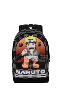 Zwart-grijze rugzak met dambordpatroon, voorzien van een grote kleurrijke afbeelding van een personage dat noedels eet en de tekst "NARUTO" onderaan.