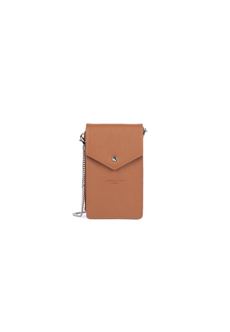 Borsa crossbody in pelle tan con chiusura a pattina, hardware in argento e superficie texturizzata. Caratterizzata da una tracolla a catena e logo del marchio in rilievo.