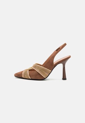 Brązowy zamszowy sandał na wysokim obcasie typu slingback z ostrym noskiem i paskami skrzyżowanymi ozdobionymi złotymi koralikami.