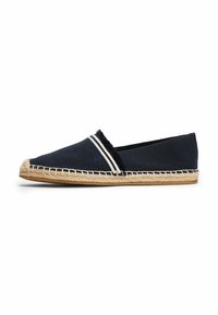 Marine canvas espadrille met witte strepen, jute touwzool en geweven textuur. Rond teen en minimalistisch ontwerp.